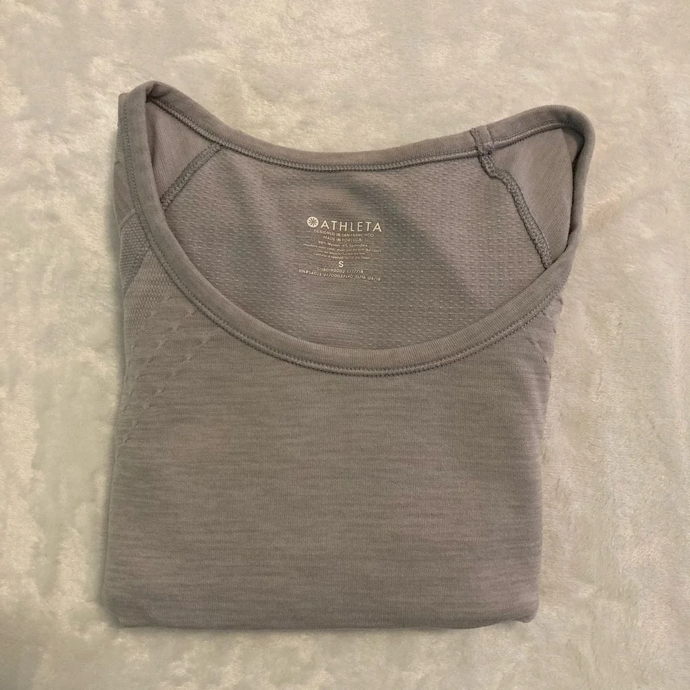 Athleta Wick and Vent Women's Gray Tee Small
